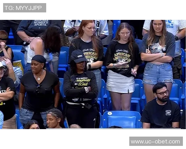 佩奇携女友与队友重返母校共同庆祝NCAA冠军戒指荣耀时刻